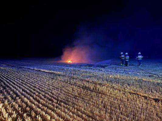 Pozno zvečer pri Pušči zagorelo strnišče, posredovali gasilci