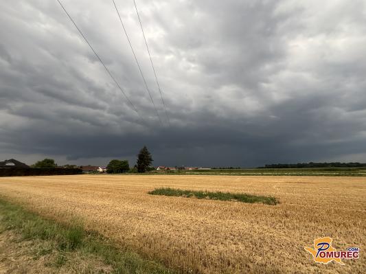 Nevihtno dogajanje se seli proti vzhodu: za Pomurje velika verjetnost nastanka toče