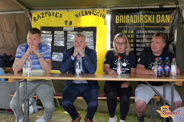 FOTO in VIDEO: Minister Hajdinjak obiskal brigadirje na Kobilju