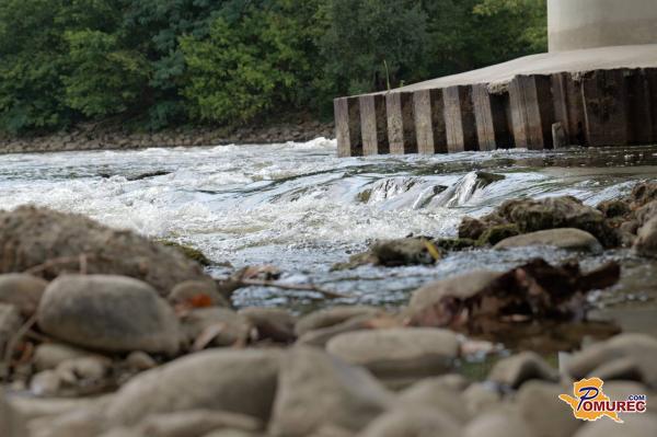 FOTO: Kaj vse skriva Mura? Nizek vodostaj razkriva nevarne najdbe