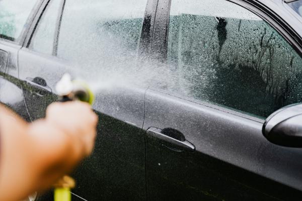 Komunala uvaja stroge ukrepe: Prepovedali pranje avtomobilov, polnjenje bazenov in zalivanje