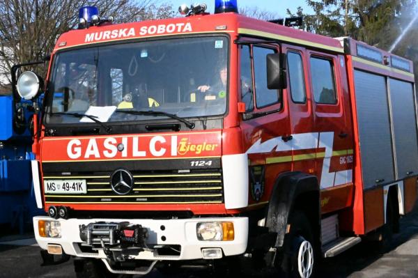 Kurjenje se je sprevrglo v požar: Ogenj zajel živo mejo, ena oseba hudo poškodovana