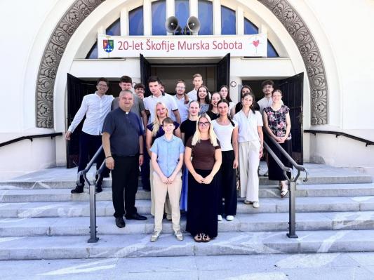 FOTO: Ganljiv sprejem novega župnika v Murski Soboti: »Vedite, da vam bomo vedno stali ob strani«