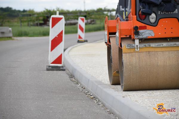 Začetek asfaltiranja v tem pomurskem naselju prinaša zapore in spremembe