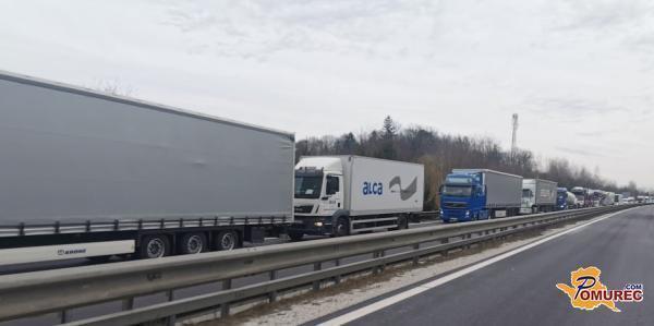 Previdno! Prometna nesreča na pomurski avtocesti, zaprt vozni pas