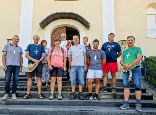 Kljub 33 stopinjam vztrajali do konca: radgonski verniki že 17. leto peš v Turnišče