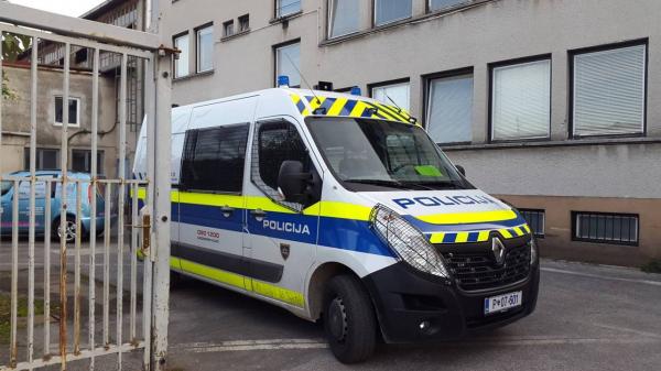 Pestro dogajanje v Pomurju, policisti obravnavali tatvine, grožnjo in deset tujcev