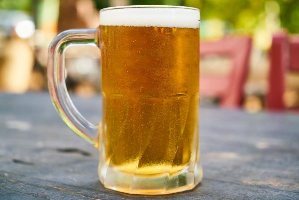 Poletna klasika iz leta v leto dražja, koliko danes stane pivo?