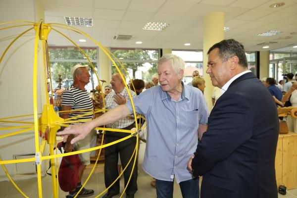 FOTO: Štirinajst violin, planetarij in časovni stroj. Kje jih lahko vidite?