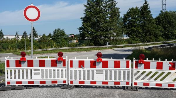 Vozniki, pozor! V tem pomurskem kraju se obetajo številne zapore
