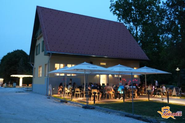 FOTO in VIDEO: Vila Marija v Radencih odprla svoja vrata z akustičnim večerom