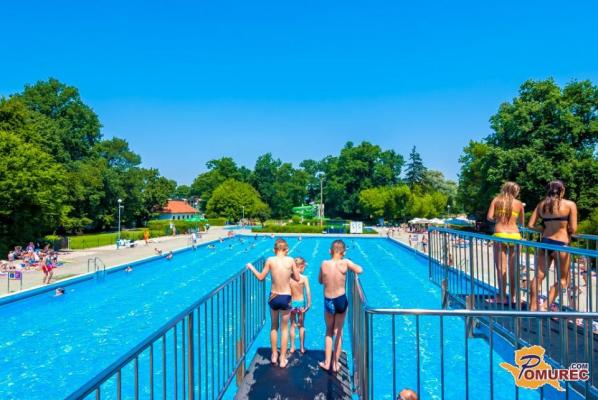 Vročinski val prinaša brezplačno kopanje na murskosoboškem kopališču