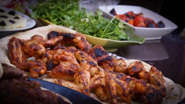 Kupci, pozor! V priljubljenem mesnem izdelku odkrili nevarno bakterijo
