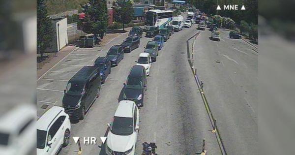 Na jugu Hrvaške več kot 20 kilometrov dolga kolona, na pomoč priskočili domačini