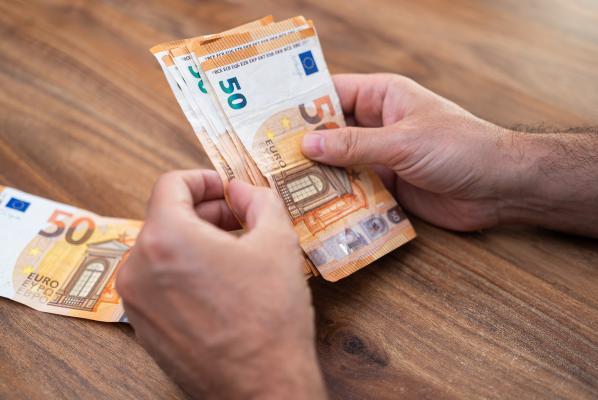 Država bo razdelila več kot štiri milijone evrov, denar prihaja v naslednjih dneh
