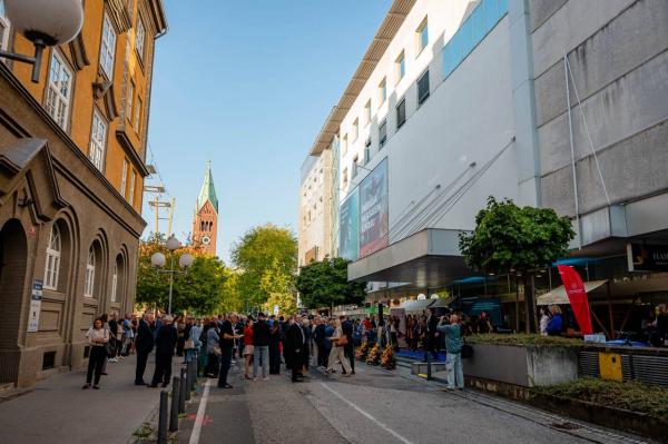 VIDEO: Državno ministrstvo zapustilo Ljubljano in dobilo nov sedež