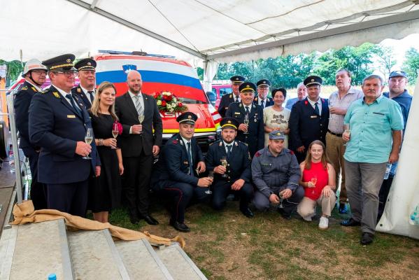 FOTO: V Strukovcih prevzeli novo gasilsko vozilo