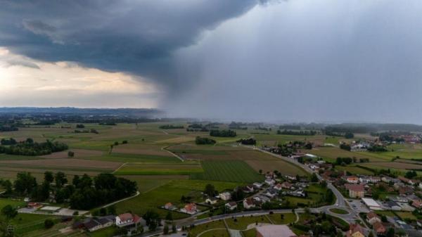 Vijolično tudi Pomurje: nevihtna linija se pomika proti vzhodu, drugod že številne nevšečnosti