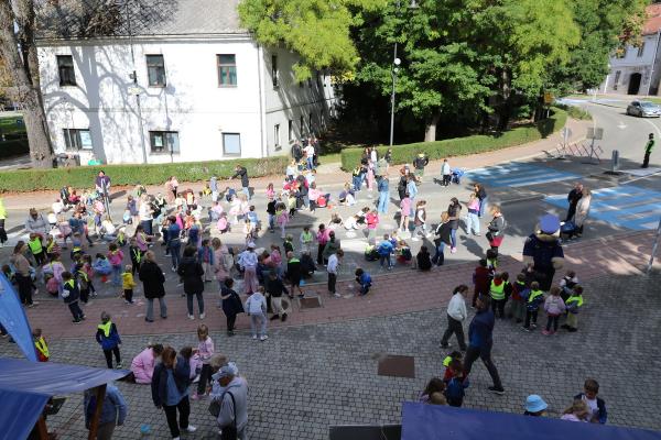 FOTO: Otroci zavzeli ulice, šole dobile nova kolesa