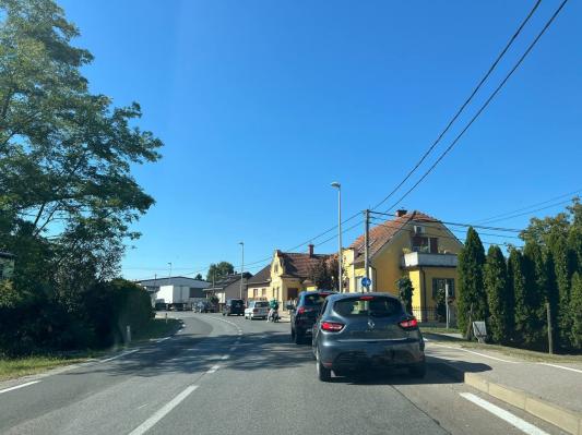 FOTO: V Noršincih pri Ljutomeru trčila avtobus in avtomobil, promet oviran