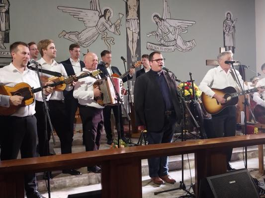 FOTO: Čustven trenutek v Kuzmi, z znanimi glasbeniki zapel tudi domači župnik