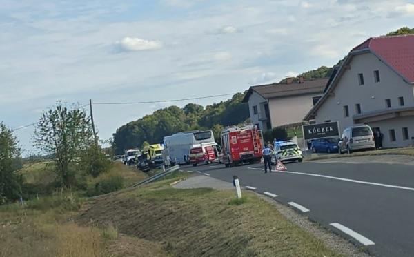 V Pomurju prišlo do prometne nesreče, udeležena dva osebna avtomobila in avtobus
