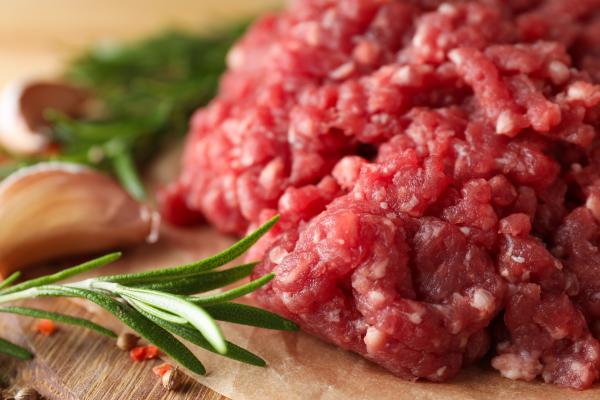 Mleto meso bo veliko bolj sočno, če mu pred pečenjem dodate to