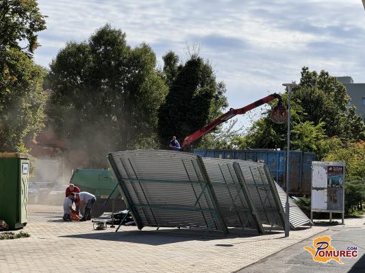 FOTO: Na murskosoboški tržnici odstranjujejo še preostale stojnice