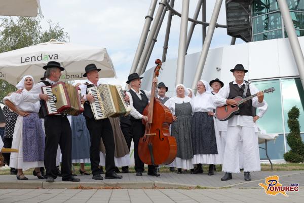 FOTO in VIDEO: Pri Vinariumu živahno, praznovanje zaznamovali glasba, folklora in vino