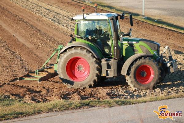 Huda nesreča pri delu v Pomurju: Traktor povozil moškega, njegovo življenje je ogroženo