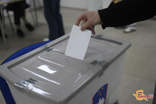 Prvi rezultati referendumov razkrivajo, kako so glasovali Slovenci