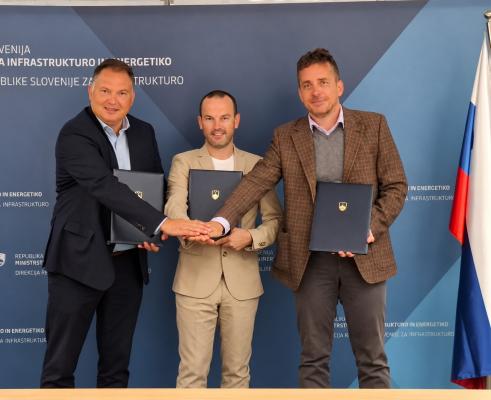 FOTO: Podpisana skoraj 20-milijonska pogodba za vzhodno obvoznico, znano je, kdo bo gradil