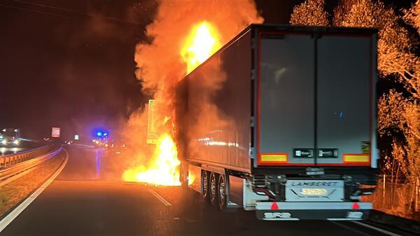 FOTO in VIDEO: Pomurska avtocesta zaradi gorečega vozila popolnoma zaprta