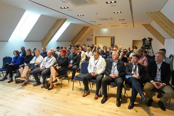 FOTO: Stanovanja, mladi in milijoni za razvoj: O prihodnosti Pomurja razpravljalo več kot 20 županskih kandidatov