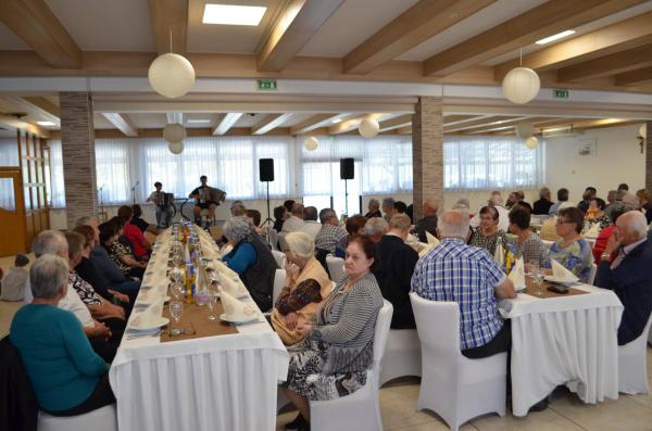 FOTO: Starejše občane v Odrancih razveselili s posebnim srečanjem