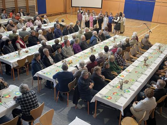 FOTO: Toplo druženje več generacij v Prlekiji, zbralo se je več kot 140 starejših