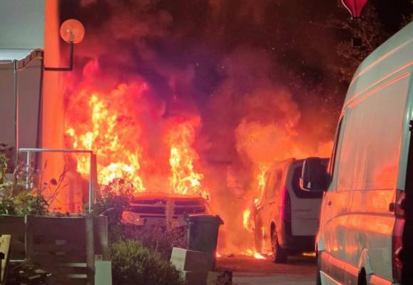 FOTO: V Lendavi sta ponoči zagoreli vozili, posredovali gasilci in policija