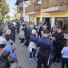 FOTO: Dobrodelni pohod povezal več kot 100 ljudi, zbrani denar bo šel za plemenit namen