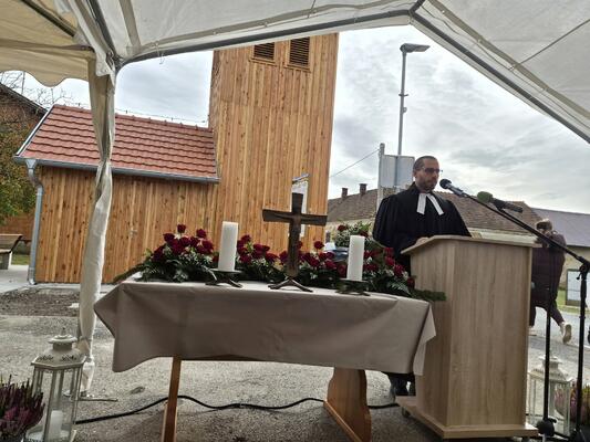 FOTO: Ta zvonik v Pomurju skriva zanimivo zgodbo, zdaj je zasijal v prenovljeni podobi