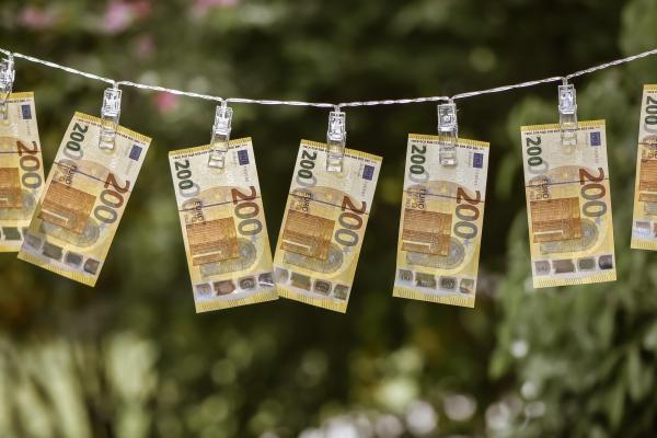 Za socialno pomoč 20 milijonov evrov mesečno, poglejte, kdo jo prejema