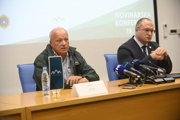 FOTO in VIDEO: Grozljive podrobnosti iz Lendave, najmanj 34 tujcev brez plačila in dnevne svetlobe