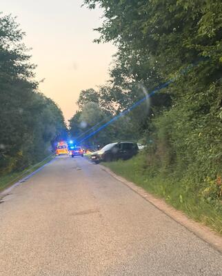Tragična nesreča: Kombi zletel s ceste in se prevrnil, 42-letnik umrl