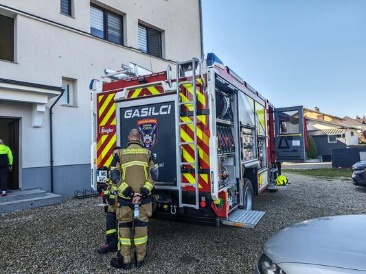 FOTO: Požar v Murski Soboti, dečka, ki je bil v prostorih, preventivno odpeljali v bolnišnico
