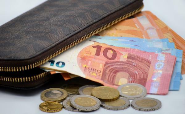 ZPIZ opozarja: Če zamudite ta datum, lahko ostanete brez višjega izplačila