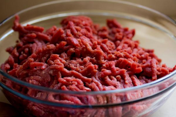 V mletem mesu iz priljubljene trgovine odkrili nevarno bakterijo, kupce pozivajo k previdnosti