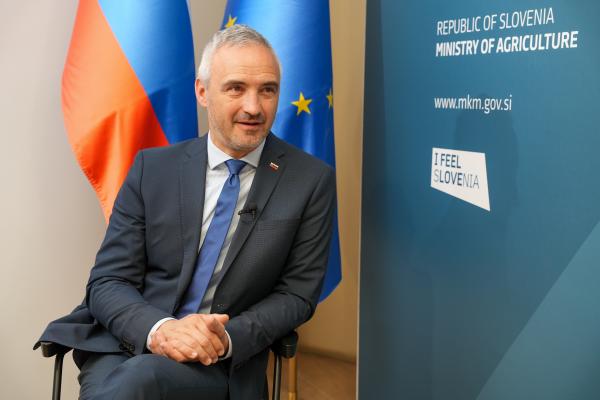 VIDEO: Za mleko so kmetje pred letom dobili 50 centov, danes le 37