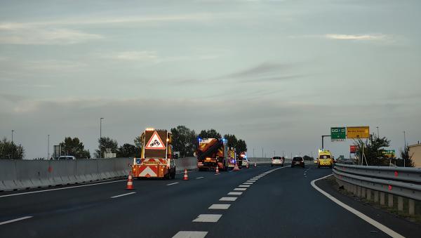 FOTO in VIDEO: Na pomurski avtocesti trčil v betonsko ograjo, ena oseba poškodovana