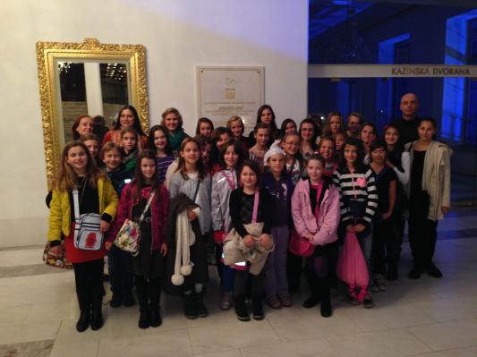 Mladi baletniki iz Gornje Radgone na ogledu predstave v SNG Maribor