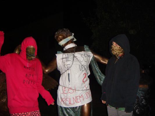 Vam moramo res pokazati joške, da pritegnemo pozornost?