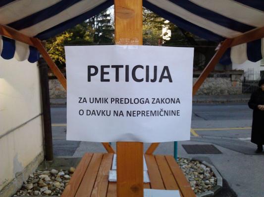 Pričeli zbirati podpise za umik predloga zakona o davku na nepremičnine